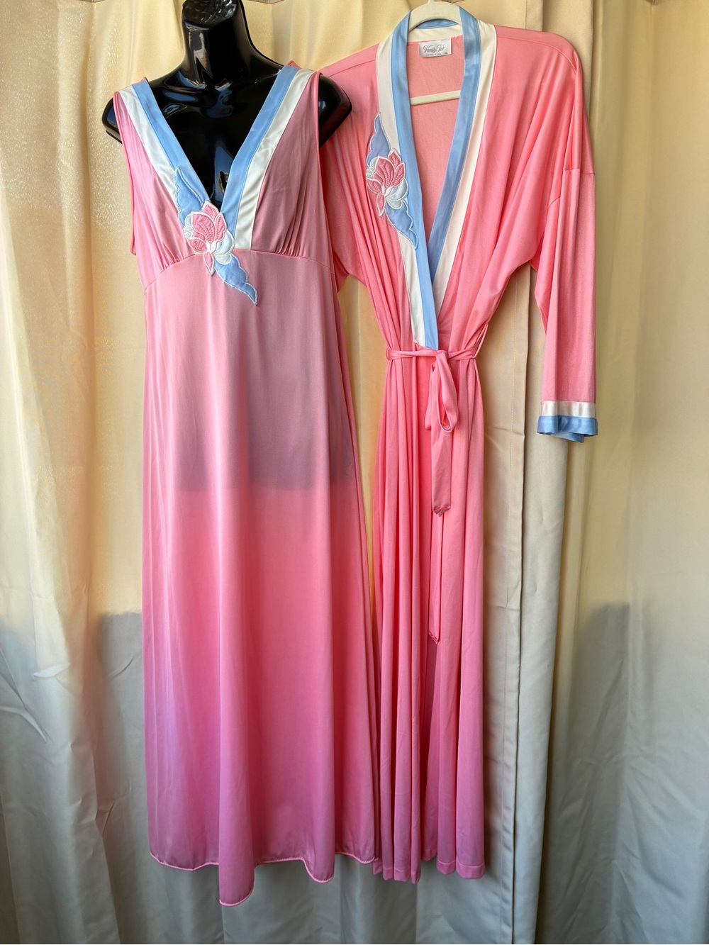 Vintage 70s/80s Vanity Fair Nylon Satin Nightgown & Robe Peignoir Set Size L/XL